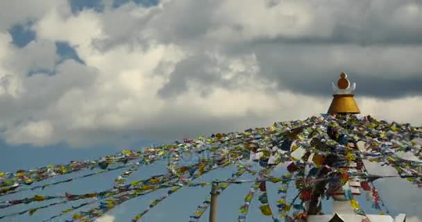 4k buddhistischer weißer Stupa & wehende Gebetsfahnen in shangrila yunnan, China. — Stockvideo