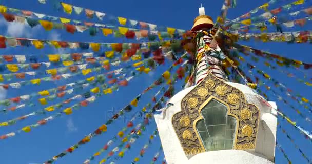4k buddhistischer weißer Stupa & wehende Gebetsfahnen in shangrila yunnan, China. — Stockvideo
