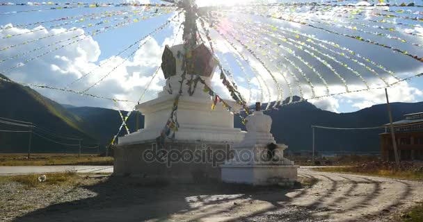 4 k Beyaz Budist stupa ve uçan dua bayrakları shangrila yunnan, Çin. — Stok video