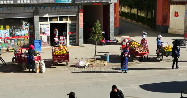 Çin-Ekim 12, 2016:4 k yoğun trafik ve kalabalık sokakta Shangri-La, meyve standı ve azınlık kadınları. — Stok video