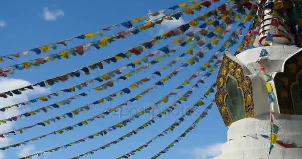 4k buddhist branco stupa & voando bandeiras de oração em shangrila yunnan, china . — Vídeo de Stock