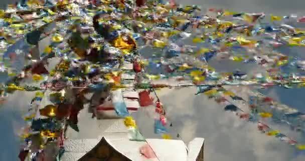 4 k buddhistiska vita stupa & flygande bön flaggor i shangrila yunnan, Kina. — Stockvideo
