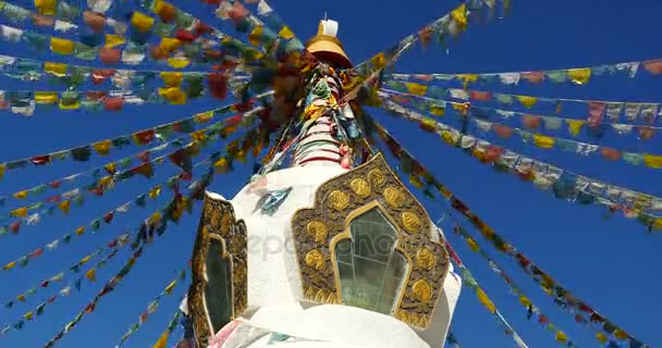 4 k buddhistiska vita stupa & flygande bön flaggor i shangrila yunnan, Kina. — Stockvideo