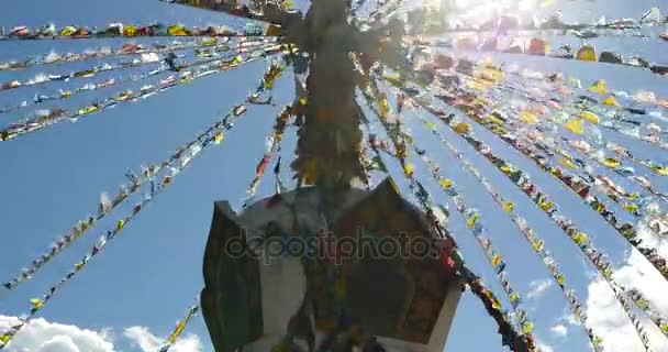 中国雲南省シャングリラ 4 k 白仏教のストゥーパ ・飛行祈りフラグします。. — ストック動画