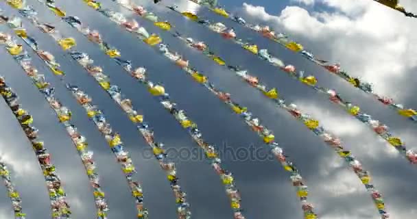 中国雲南省シャングリラ 4 k 白仏教のストゥーパ ・飛行祈りフラグします。. — ストック動画