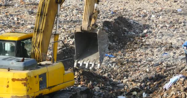 Cina-Apr 12,2017: 4k escavatore di lavoro & dumper camion in cantiere, Cina . — Video Stock