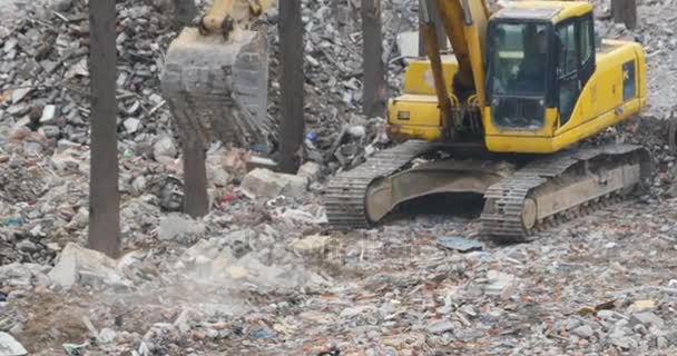 China-Abr 12,2017: 4k excavadora de trabajo & camión volquete en el sitio de construcción, china . — Vídeo de stock