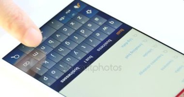 4 k Smartphone Typing/manifatura, parmak çalışma dokunmatik cep telefonu e-posta yazarak.