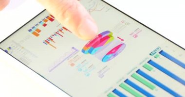 4k işadamı smartphone, finans pi dokunmadan parmak finansal haber tarama