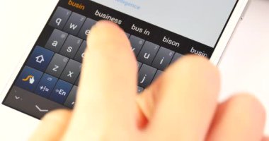 4 k Smartphone Typing/manifatura, parmak çalışma dokunmatik cep telefonu e-posta yazarak.