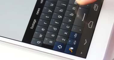 4 k Smartphone Typing/manifatura, parmak çalışma dokunmatik cep telefonu e-posta yazarak.