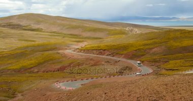 Menderes road, mesafe Gölü namtso ve dağ Tibet üzerinde araba 4 k araba.
