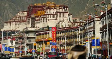 Çin-Oct12, 2016:4 k yoğun trafik ve kalabalık lasa iş sokak, uzun bir süre lhasa bina ve potal