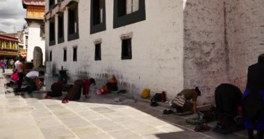Çin-Oct12, Lhasa, Tibet içinde Jokhang tapınak önünde dua 2016:4 k Pilgrams.