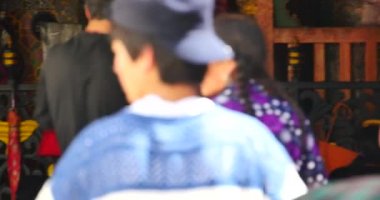 Çin-Oct12, Lhasa, Tibet içinde Jokhang tapınak önünde dua 2016:4 k Pilgrams.