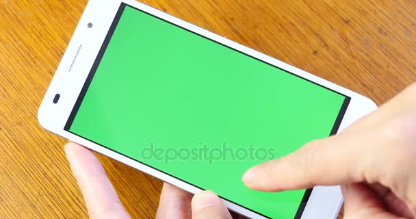 Smartphon de pantalla verde 4k, Gesto de dedo de dispositivo de pantalla táctil Smartphone, Cromo K — Vídeo de stock