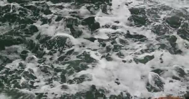 4 k 海水面、白いスプレー. — ストック動画