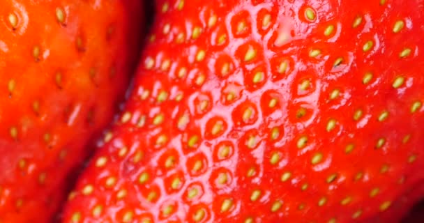 4k Rotation von köstlichen Erdbeeren. — Stockvideo