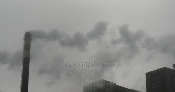 4k humos ondulan de chimenea de la industria, tubo de generación de energía con humo . — Vídeos de Stock