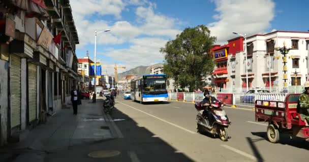 Çin-Oct12, 2016:4 k yoğun trafik ve kalabalık lasa iş sokak, uzun bir süre lhasa bina ve potal — Stok video