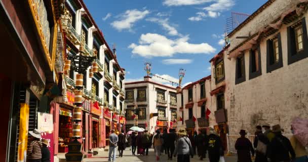 Cina-Ott12,2016: 4k tibetano e turistico a piedi sulla famosa strada Barkhor a lhasa, Tibet, burro sto — Video Stock