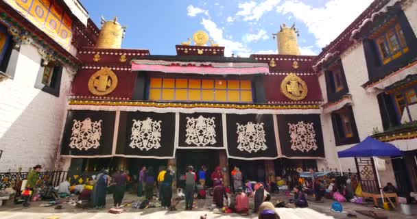 China-Oct12.2016: 4k Pilgrams Praying In Front of the Jokhang Temple In Lhasa, Tibet . — стоковое видео