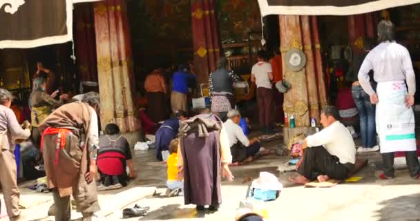 China-Oct12,2016: 4k Pilgramas orando na frente do Templo Jokhang em Lhasa, Tibete . — Vídeo de Stock