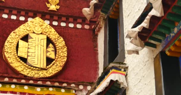 4k close-up do Templo Jokhang Em Lhasa, Tibete, nuvens brancas no céu azul . — Vídeo de Stock