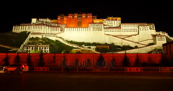 China-Oct12,2016: 4k tráfico ocupado frente a la Potala en la noche en Lhasa, Tíbet . — Vídeo de stock