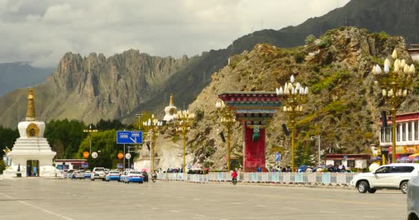 Chine-12 oct.2016 : 4k trafic achalandé & foule devant potala à lasa, au Tibet . — Video