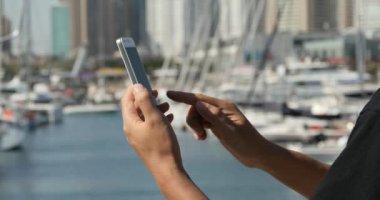 sahil, yat ve yelken ve liman, bir akıllı telefon kullanan 4 k A kız.