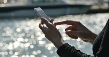 sahil, yat ve yelken ve liman, bir akıllı telefon kullanan 4 k A kız.