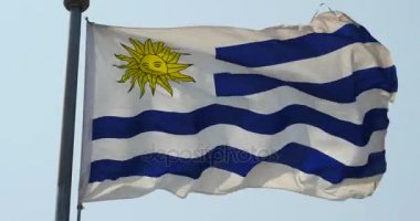 4 k Uruguay bayrağı rüzgarda çırpınan.
