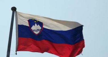 4 k Slovenya bayrağı rüzgârda çırpınıyor.