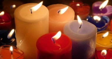 4 k mum koyu arka plan, neşeli Noel ve mutlu yeni yıl.