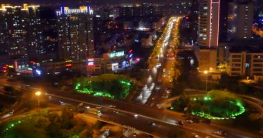 4 k meşgul kentsel trafik Üstgeçit gece, kentsel morden bina, Qingdao Çin.
