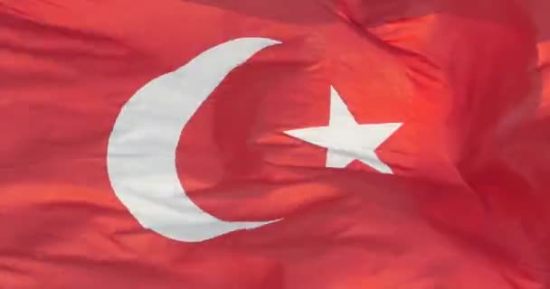 4 k Turkiet flagga fladdrar i vinden. — Stockvideo