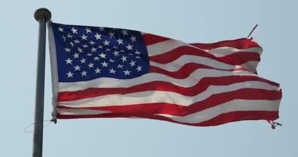 4 k のアメリカの国旗が風にそよいでいます。. — ストック動画