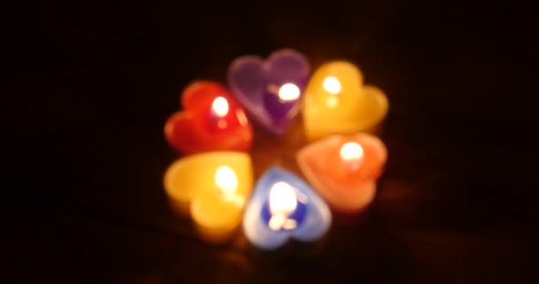 4k Свічки горять вночі, у формі серця, з Різдвом і з Новим роком . — стокове відео