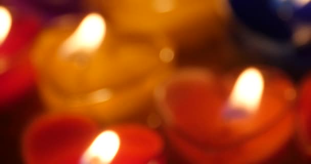 4 k kaarsen branden in de nacht, hart vorm, vrolijke Kerstmis en gelukkig Nieuwjaar. — Stockvideo