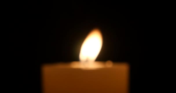 4k velas encendidas en un fondo oscuro, Feliz Navidad y Feliz Año Nuevo . — Vídeos de Stock