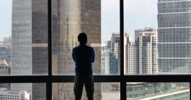 4k, kentsel iş kurma penceresinden bakan bir işadamı.