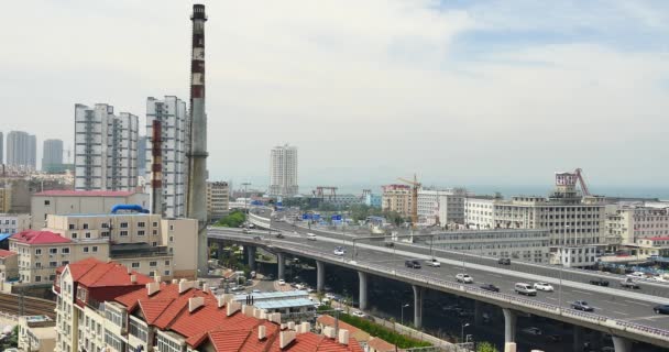 4k trafic urbain achalandé sur le passage supérieur, bâtiment de morden urbain, QingDao Chine . — Video