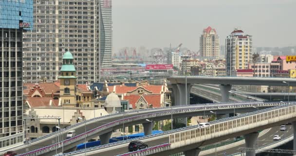 4 k hektisk stadstrafik på överfart, urban morden byggnad, Qingdao Kina. — Stockvideo