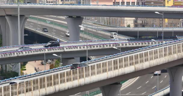 4k tráfego urbano ocupado no viaduto, edifício morden urbano, china de QingDao . — Vídeo de Stock