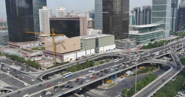 4k, tung trafik genom Beijings centrala affärsdistrikt, urban byggnad. — Stockvideo