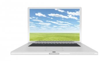4k Laptop oynamak timelapse video büyük bulutlar otlak üzerinde haddeleme.