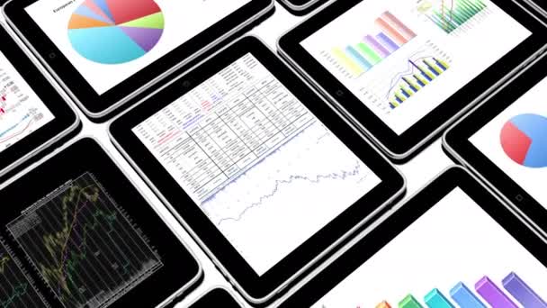 4k Dispositivos móviles, gráficos circulares de finanzas y diagramas de tendencia de acciones en el ipad . — Vídeo de stock