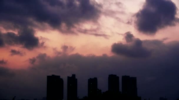 Dunkle Wolken bedecken den Himmel am Abend, Hochhaus, Häusersilhouette. — Stockvideo