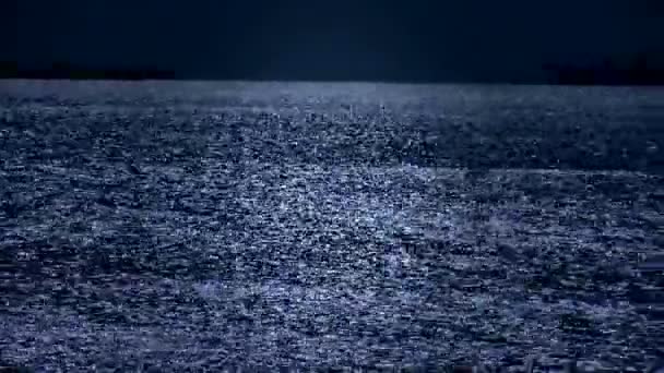 Surface de l'eau gazeuse et navire Navire, horizon, horizon, nuit . — Video